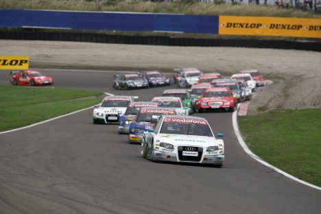 Tom Kristensen ser helst at det slutter sådan i Barcelona - massiv Audi front og ingen point til Bernd Schneider